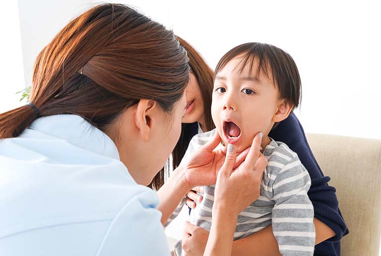 子どもの診察中